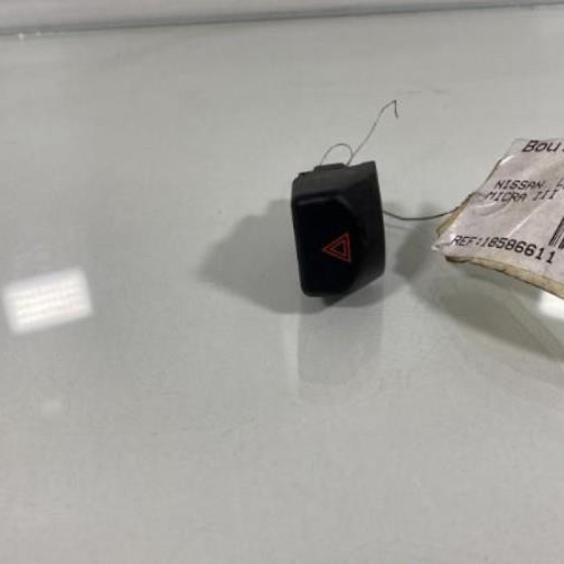 Bouton de warning NISSAN MICRA 3 Photo n°1