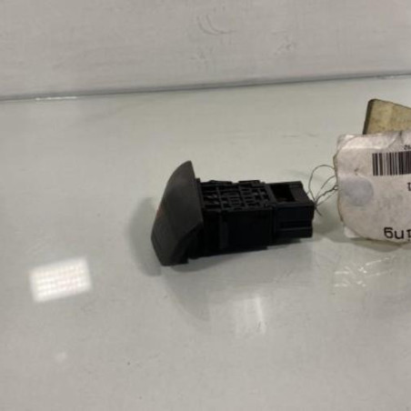 Bouton de warning NISSAN PRIMERA 4