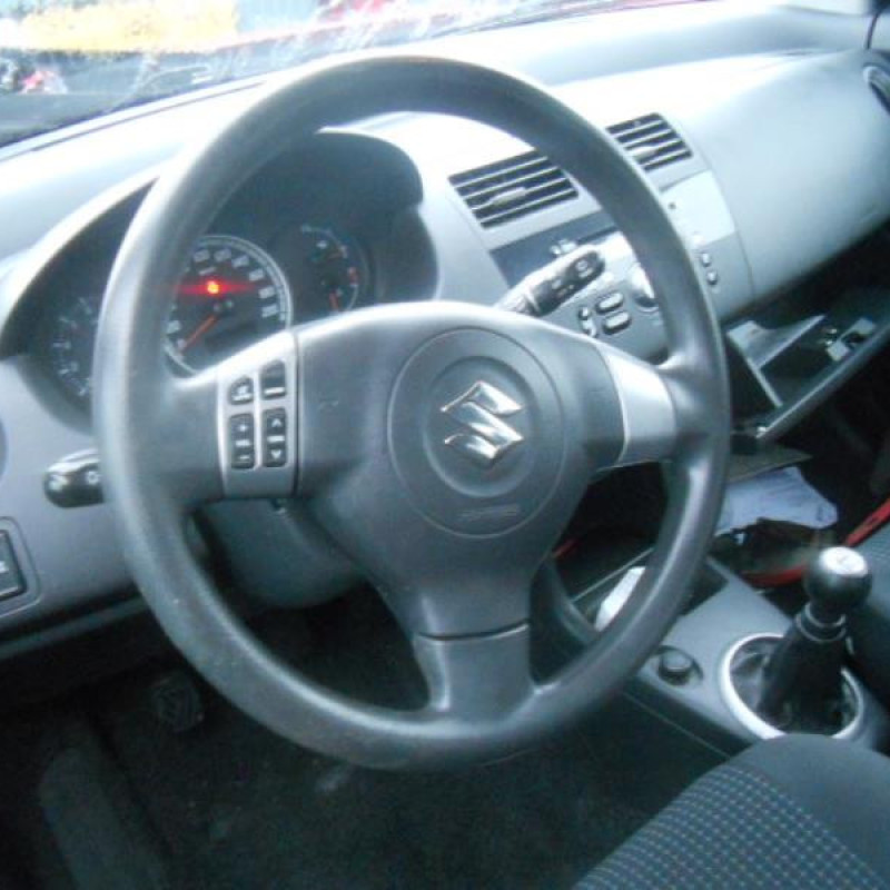 Malle/Hayon arriere SUZUKI SWIFT 3 Photo n°8