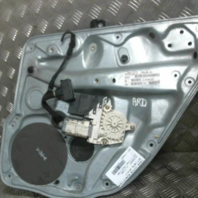 Leve vitre electrique arriere droit VOLKSWAGEN GOLF 4 Photo n°1