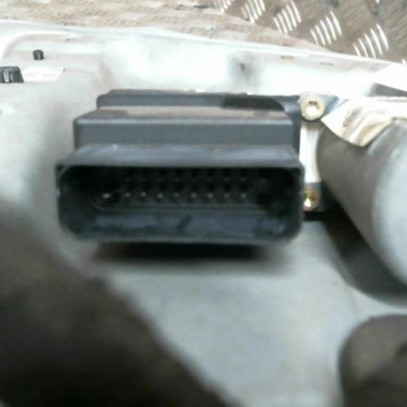 Leve vitre electrique arriere droit VOLKSWAGEN GOLF 4 Photo n°3