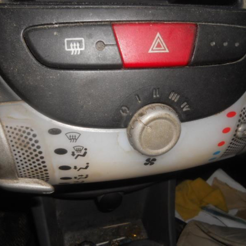 Attache ceinture avant droit PEUGEOT 107 Photo n°9