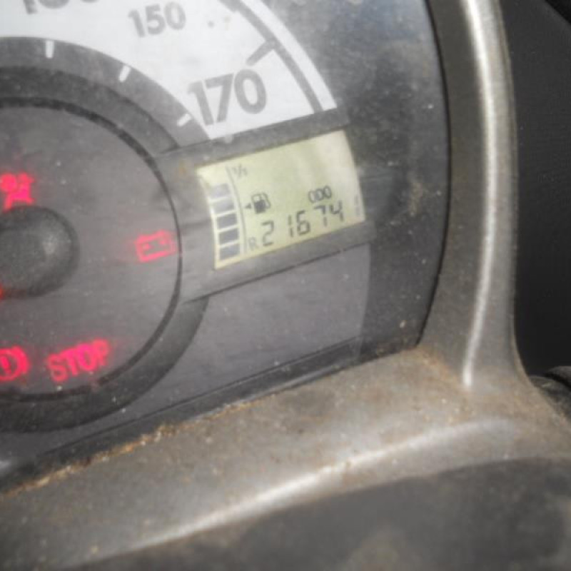 Attache ceinture avant droit PEUGEOT 107 Photo n°10