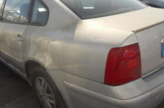 Pretensionneur de ceinture avant droit VOLKSWAGEN PASSAT 4
