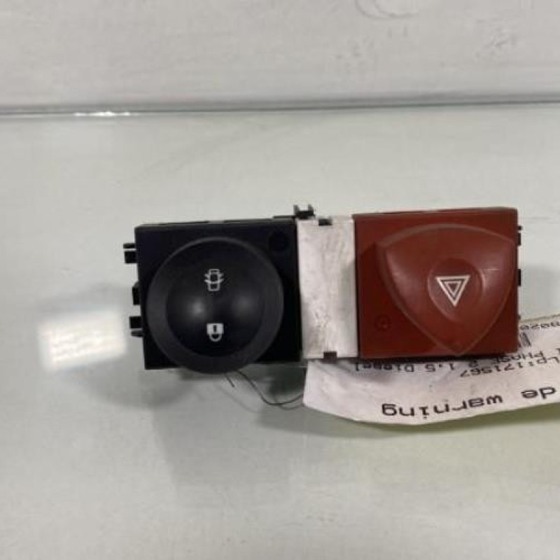 Bouton de warning RENAULT MEGANE 2 Photo n°1