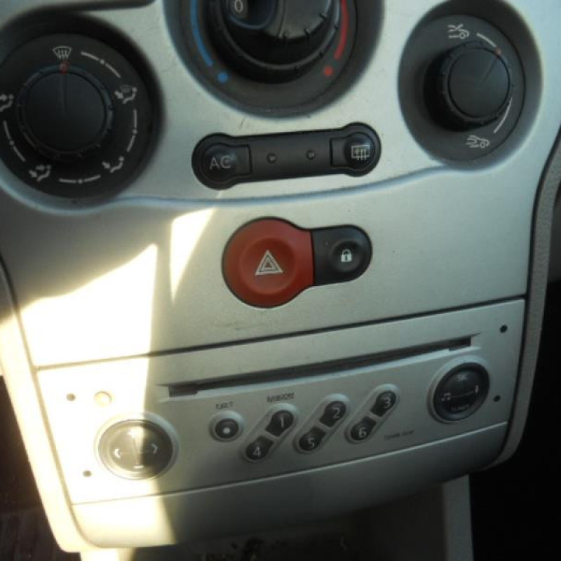 Bouton de warning RENAULT MODUS Photo n°9