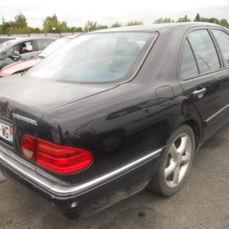 Traverse superieure MERCEDES CLASSE E 210 Photo n°4