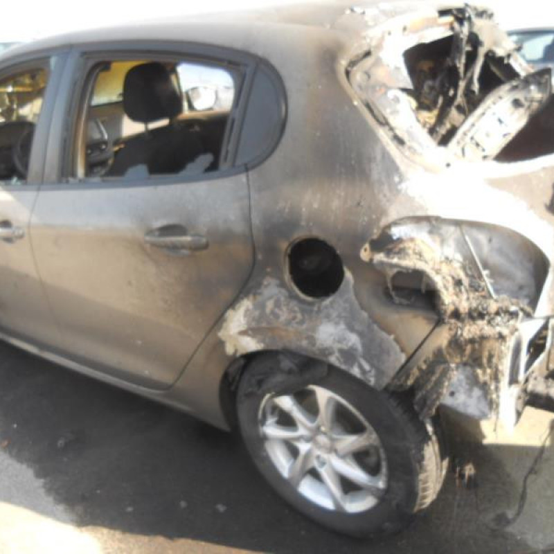 Bouton de warning PEUGEOT 208 1 Photo n°7