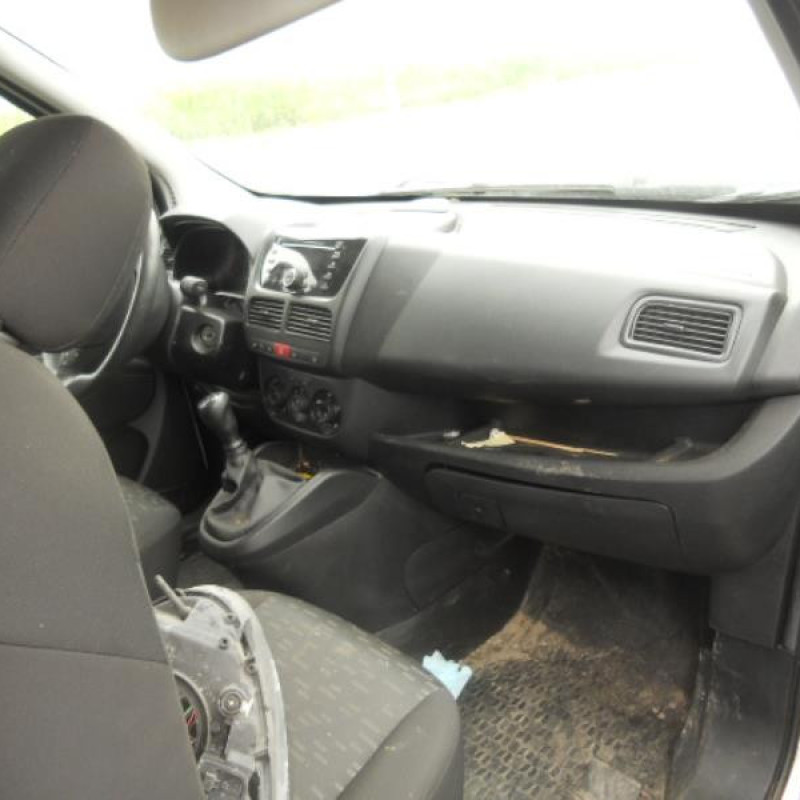 Bouton de warning OPEL COMBO D Photo n°8