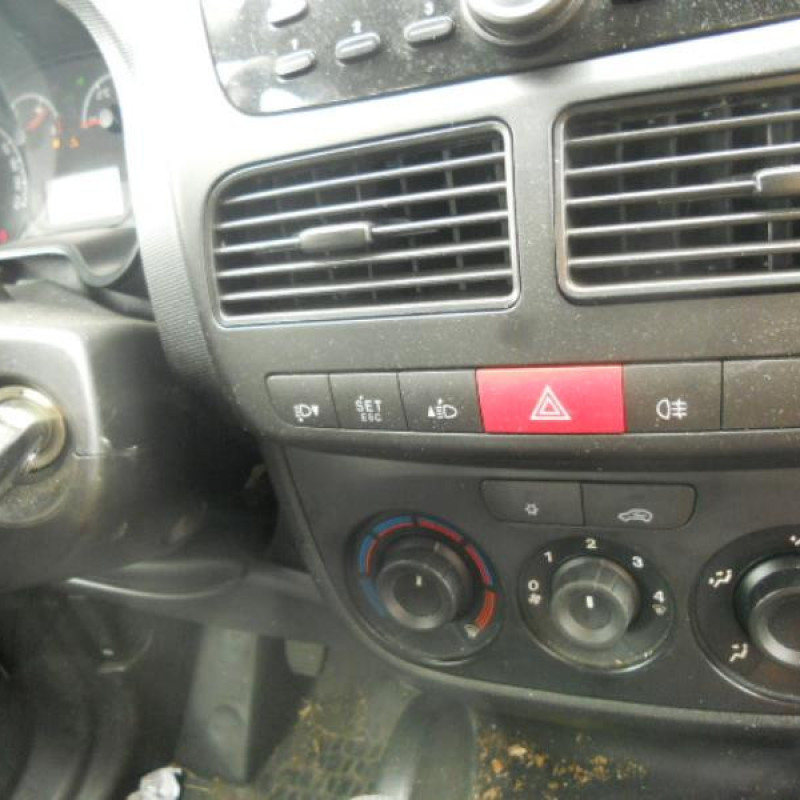Bouton de warning OPEL COMBO D Photo n°9