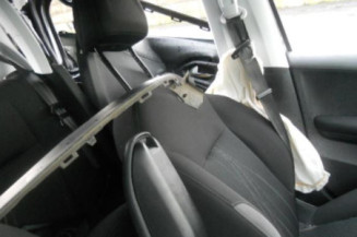 Poignee interieur avant droit PEUGEOT 208 1