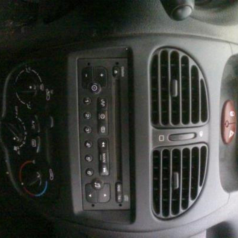 Bouton de warning PEUGEOT 206 Photo n°9