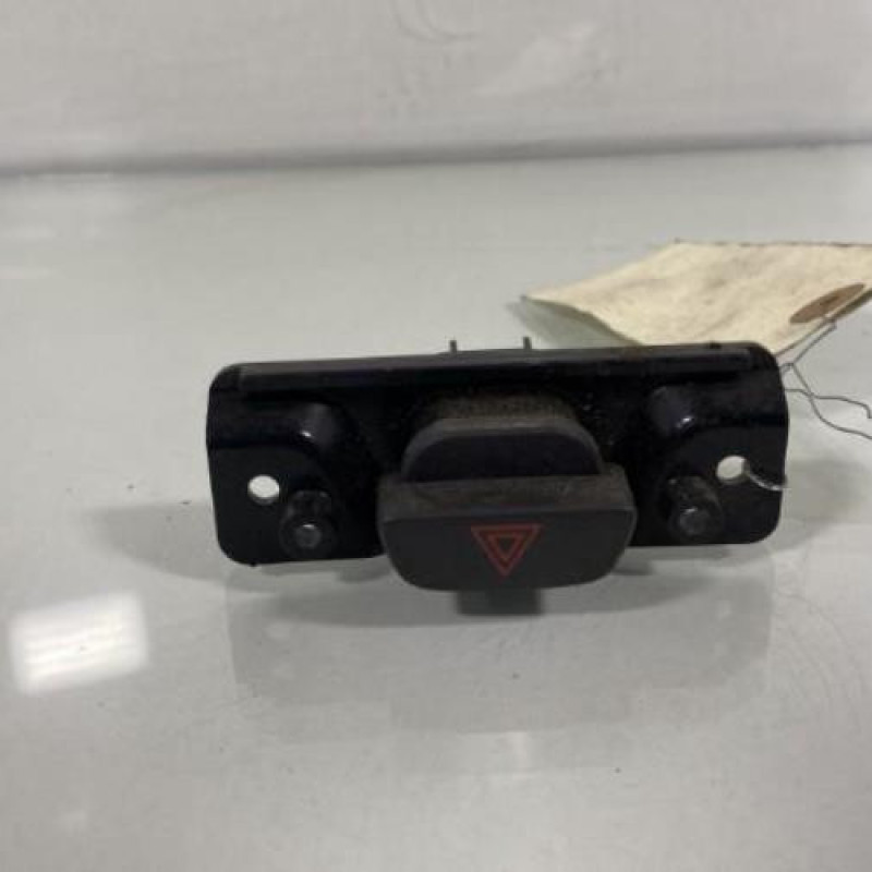 Bouton de warning FORD FIESTA 5 Photo n°1
