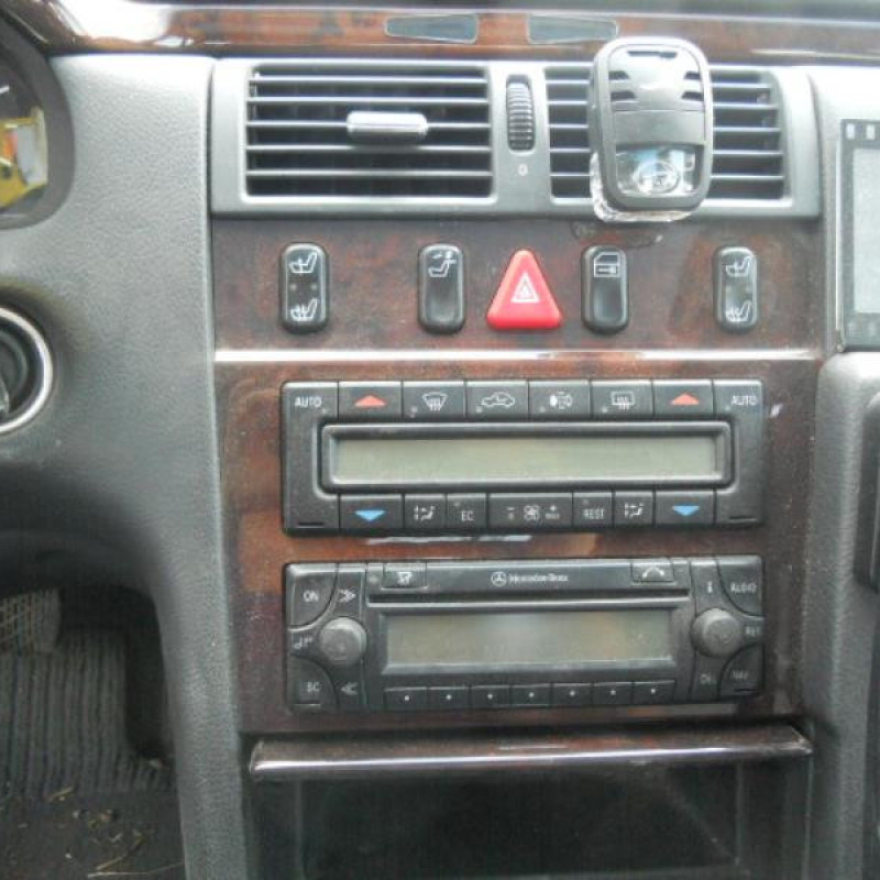 Capot MERCEDES CLASSE E 210 Photo n°3