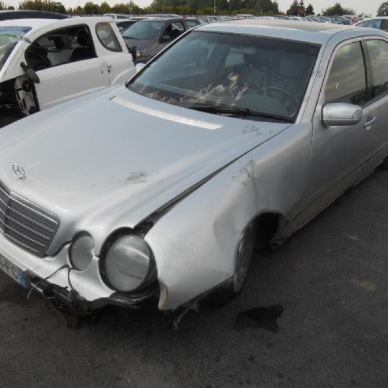 Capot MERCEDES CLASSE E 210 Photo n°4