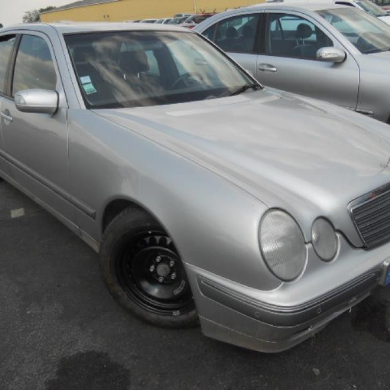 Capot MERCEDES CLASSE E 210 Photo n°5