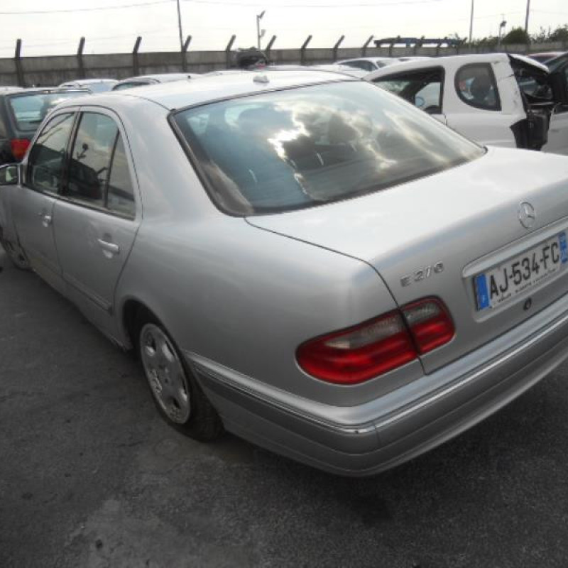 Capot MERCEDES CLASSE E 210 Photo n°7