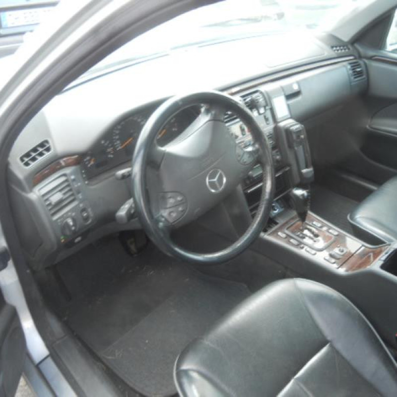 Capot MERCEDES CLASSE E 210 Photo n°8