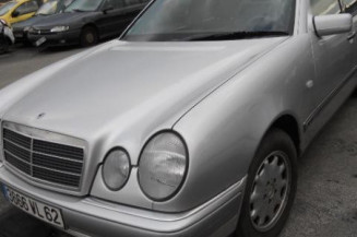 Bouton de warning MERCEDES CLASSE E 210