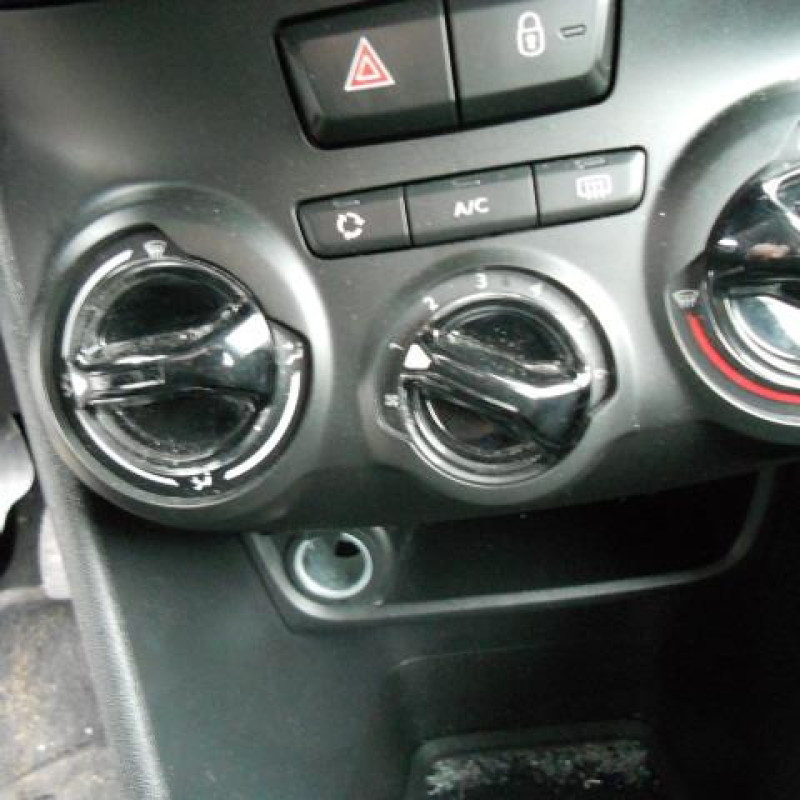 Poignee interieur arriere droit PEUGEOT 208 1 Photo n°11