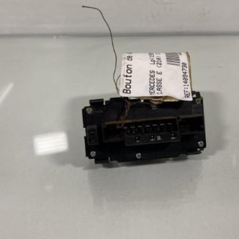 Bouton de warning MERCEDES CLASSE E 210 Photo n°3