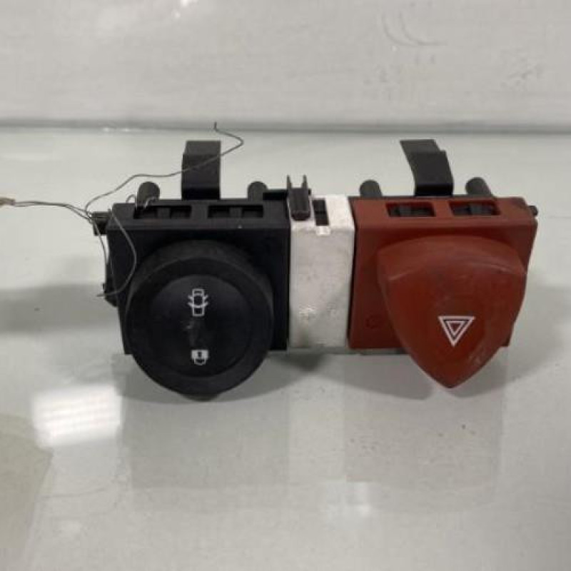 Bouton de warning RENAULT MEGANE 2 Photo n°1