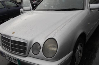 Malle/Hayon arriere MERCEDES CLASSE E 210