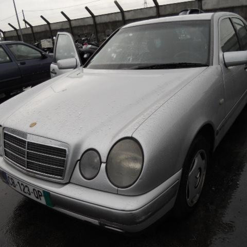 Malle/Hayon arriere MERCEDES CLASSE E 210 Photo n°4