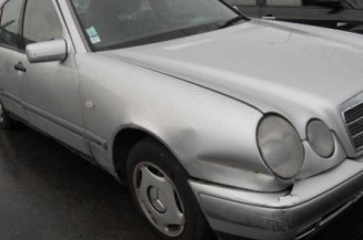 Malle/Hayon arriere MERCEDES CLASSE E 210
