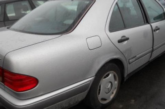 Malle/Hayon arriere MERCEDES CLASSE E 210