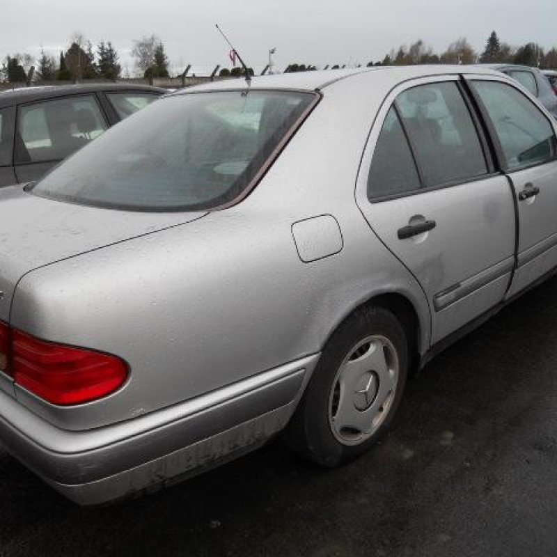 Malle/Hayon arriere MERCEDES CLASSE E 210 Photo n°6