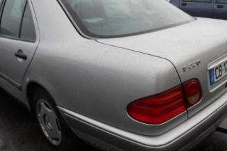 Malle/Hayon arriere MERCEDES CLASSE E 210