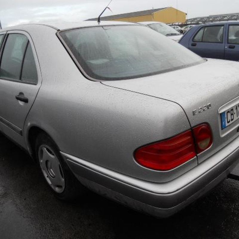 Malle/Hayon arriere MERCEDES CLASSE E 210 Photo n°7
