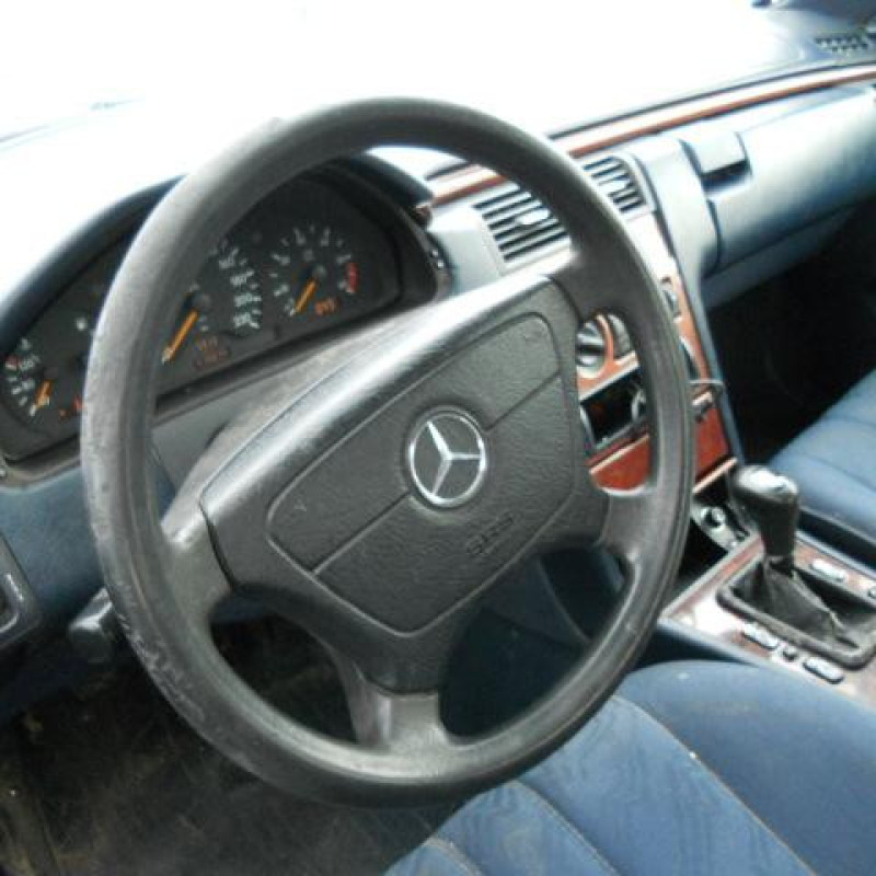 Malle/Hayon arriere MERCEDES CLASSE E 210 Photo n°8
