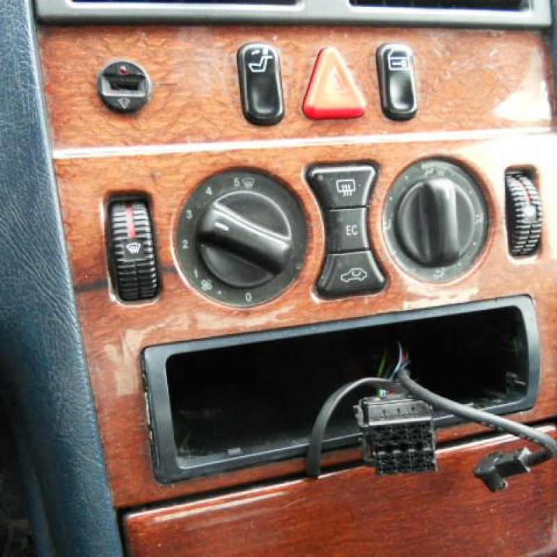 Malle/Hayon arriere MERCEDES CLASSE E 210 Photo n°10
