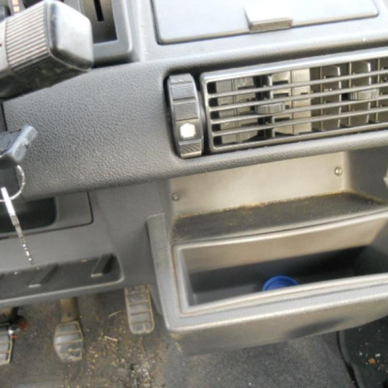 Attache ceinture arriere droit RENAULT SUPER 5 Photo n°9