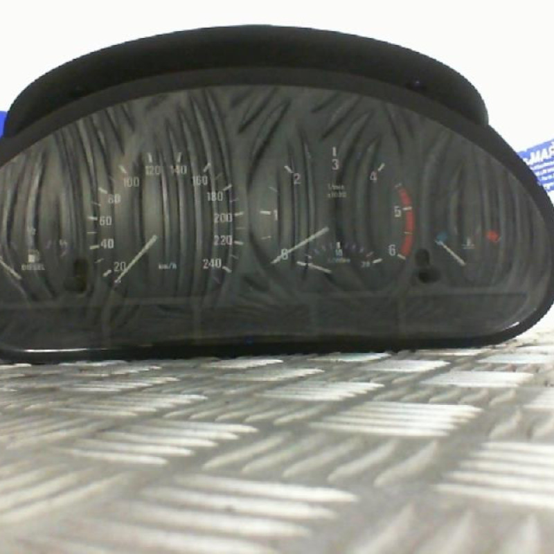 Compteur BMW SERIE 3 E46 Photo n°1