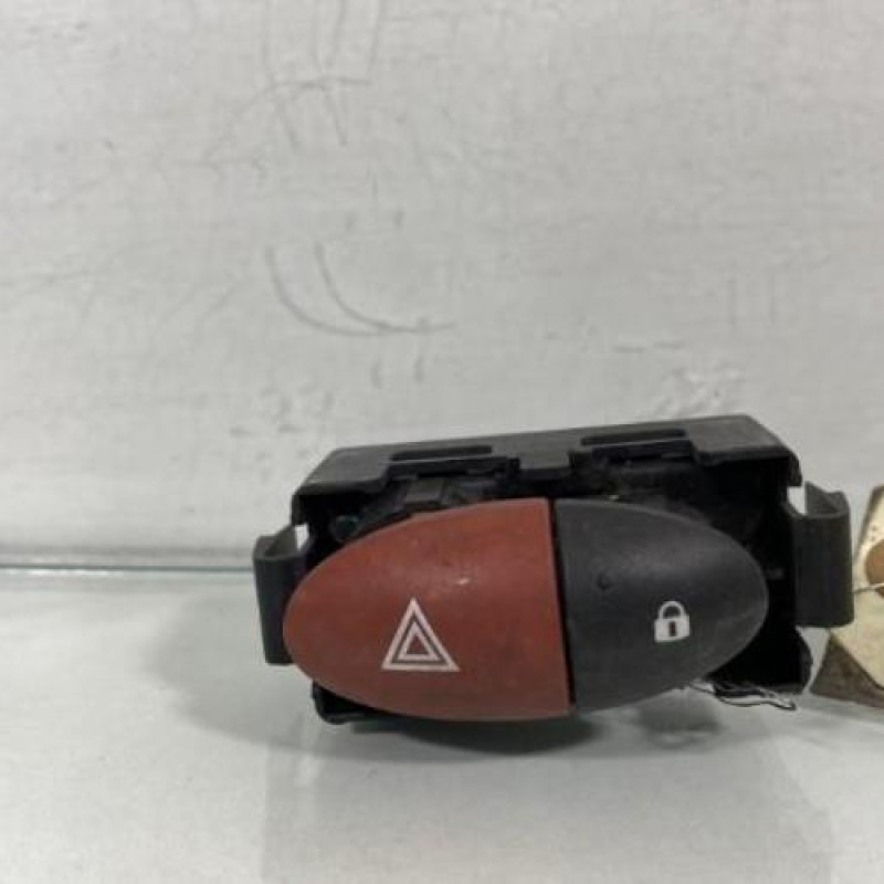 Bouton de warning RENAULT TWINGO 2 Photo n°1