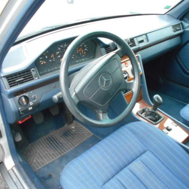 Porte avant droit MERCEDES 250 W124 Photo n°6