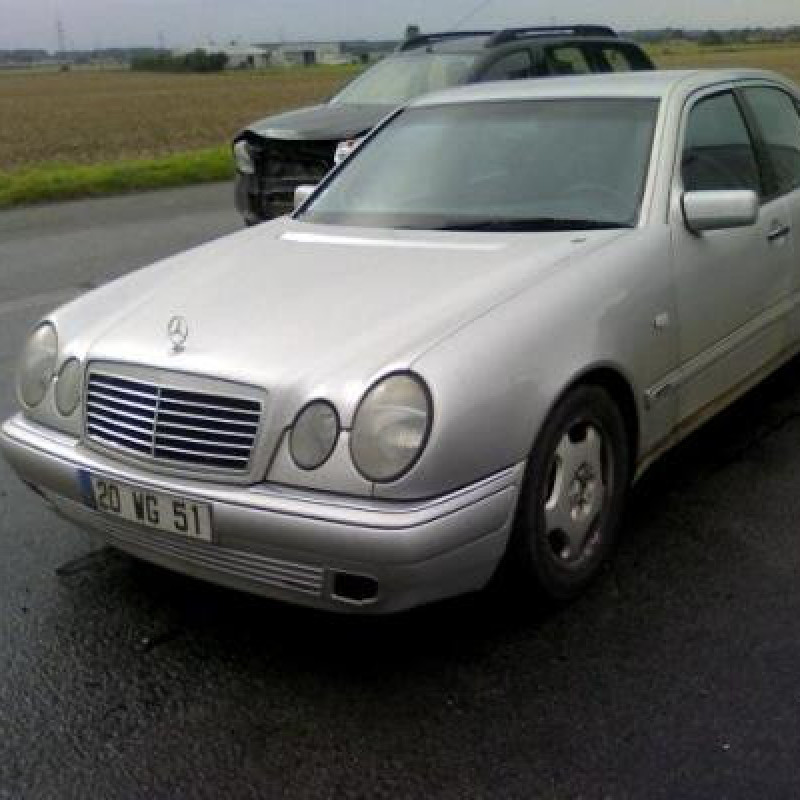 Calandre MERCEDES CLASSE E 210 Photo n°2