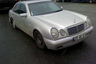 Calandre MERCEDES CLASSE E 210