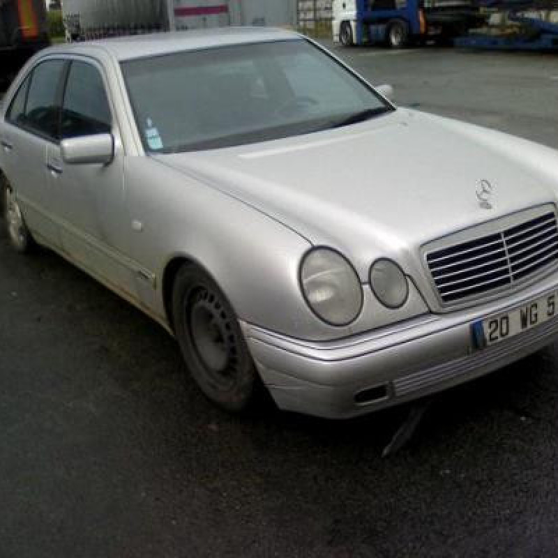Calandre MERCEDES CLASSE E 210 Photo n°3