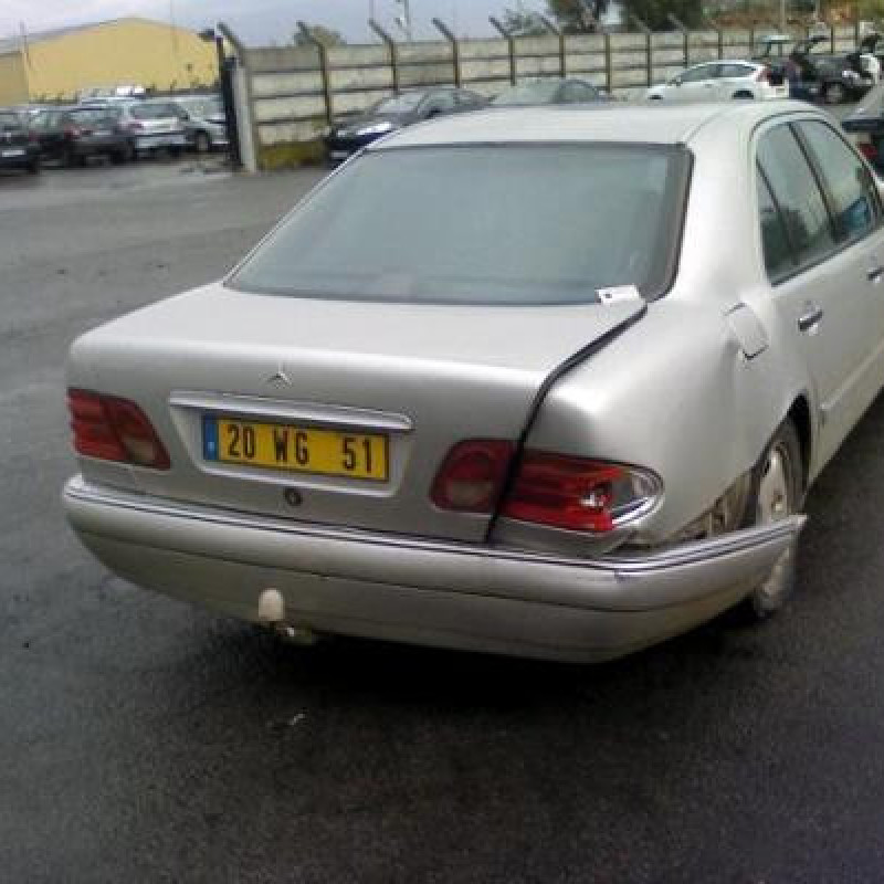 Calandre MERCEDES CLASSE E 210 Photo n°4