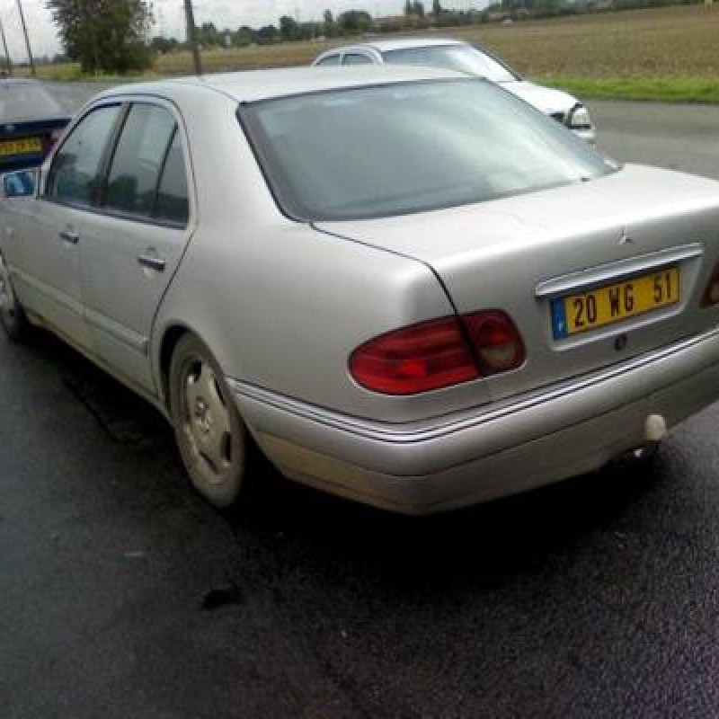 Calandre MERCEDES CLASSE E 210 Photo n°5