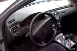 Calandre MERCEDES CLASSE E 210