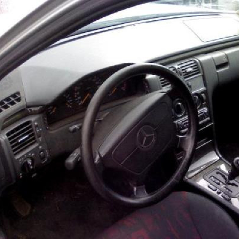 Calandre MERCEDES CLASSE E 210 Photo n°6