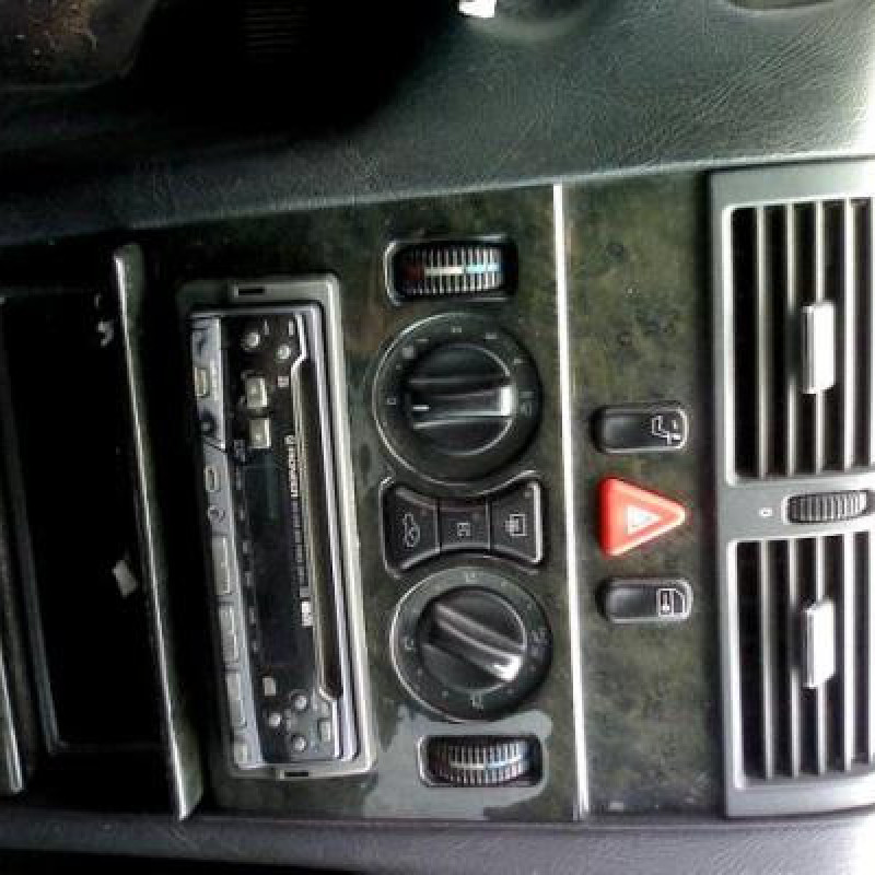 Calandre MERCEDES CLASSE E 210 Photo n°7