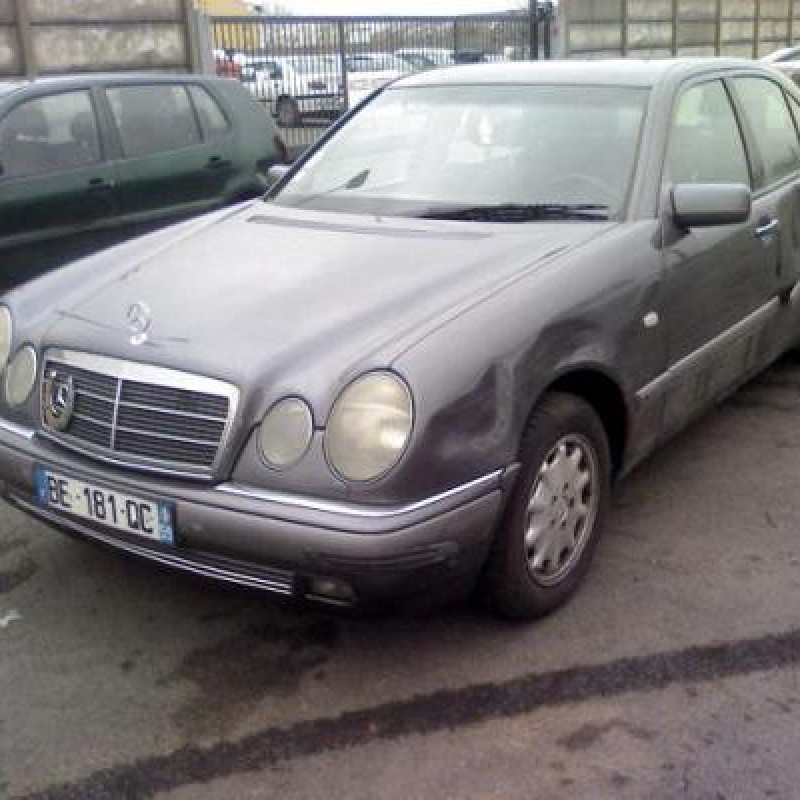 Bloc ABS (freins anti-blocage) MERCEDES CLASSE E 210 Photo n°3