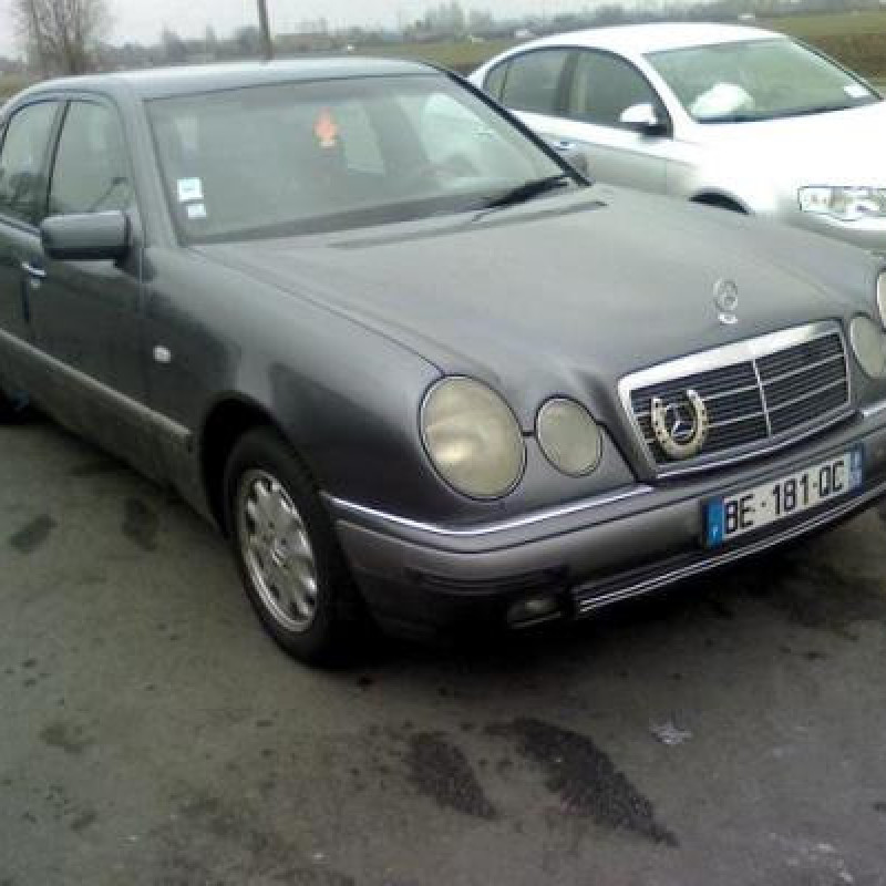 Bloc ABS (freins anti-blocage) MERCEDES CLASSE E 210 Photo n°4