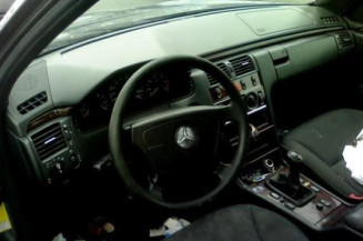Bloc ABS (freins anti-blocage) MERCEDES CLASSE E 210